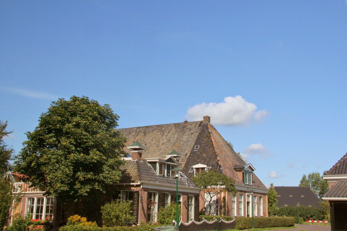 Friese boerderij met pannendak en bakstenen gevel bij Idaerd