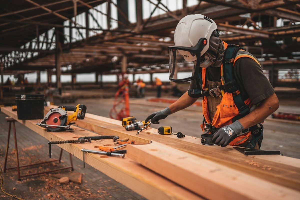 Timmerman zaagt hout op maat