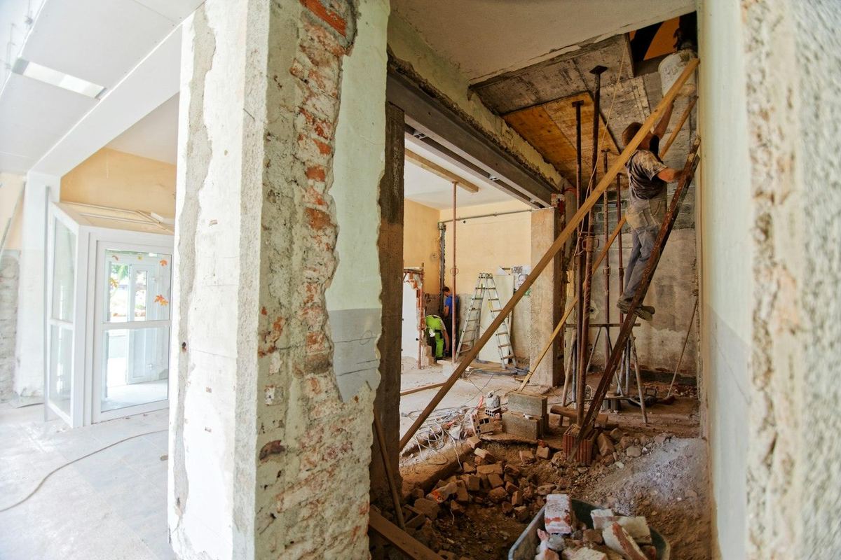 Woning tijdens renovatie met kale wanden en open plafond